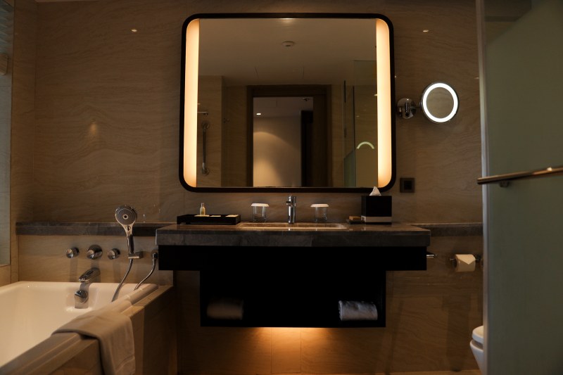 Wybór idealnego lustra do łazienki: funkcjonalność i estetyka